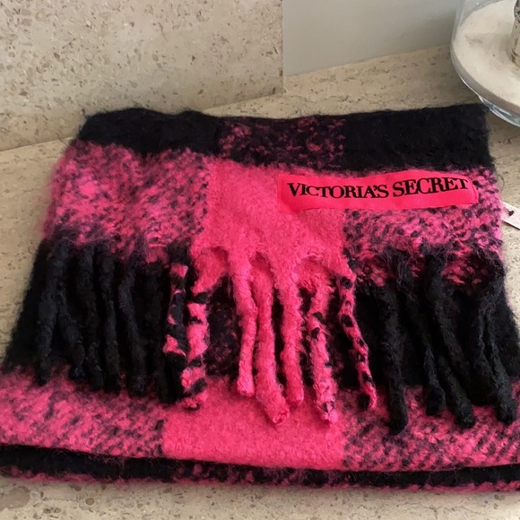 Victoria’s Secret Buffalo Check Fluffy Scarf - Picture 4 of 7